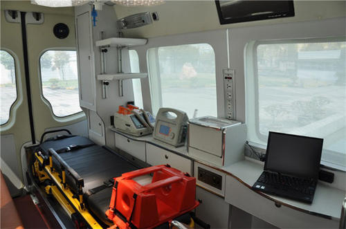隆昌市救护车内部